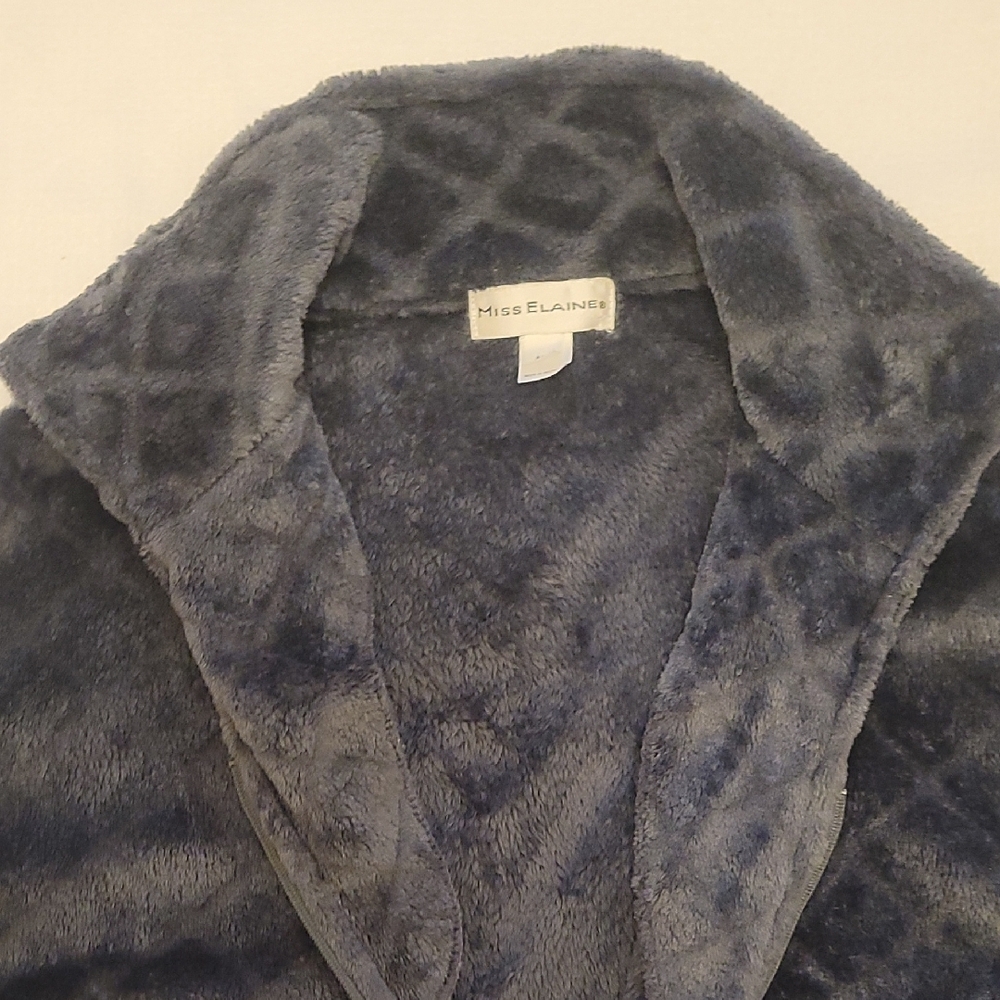 Robe - Picture 2 of 6